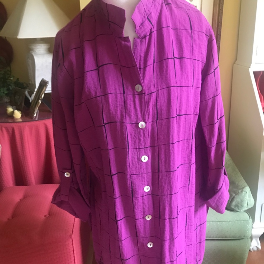 DILLARDS JOHN MARK TUNIC IN SIZE M